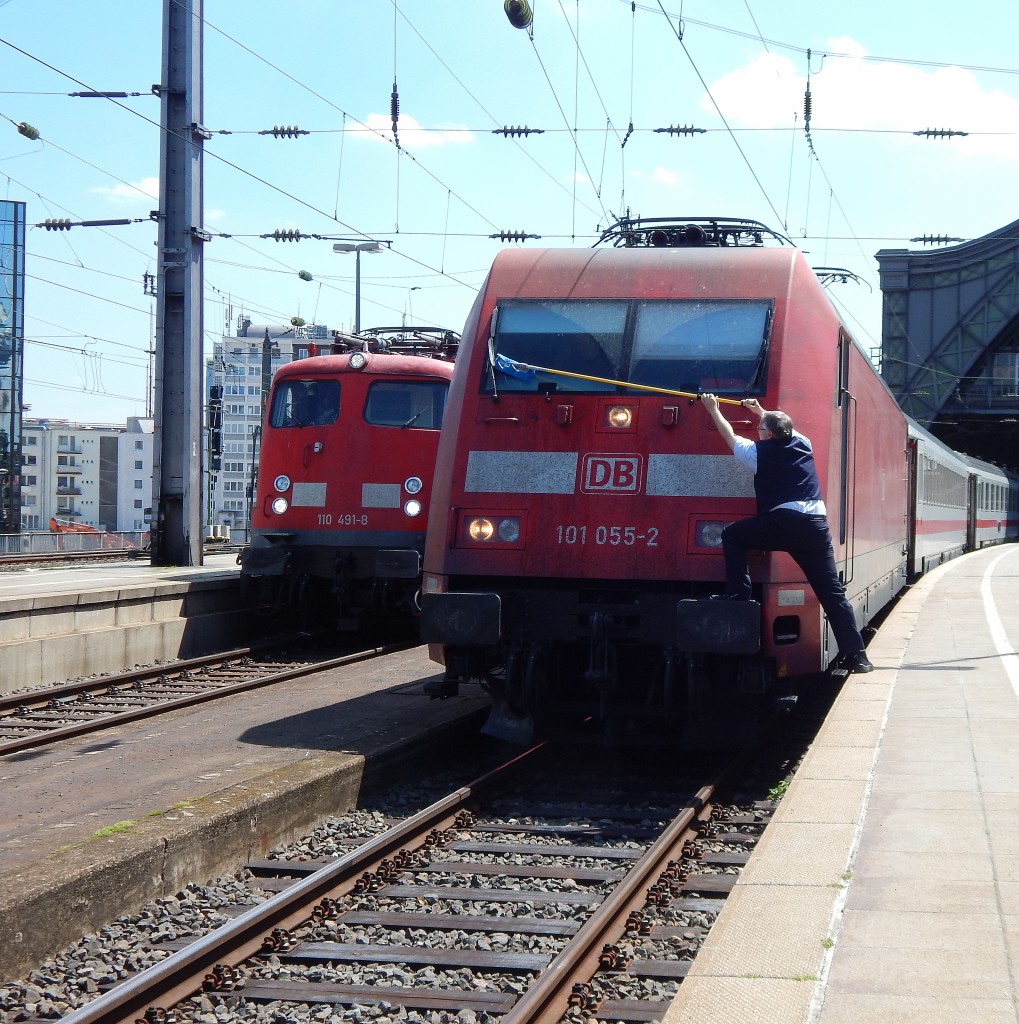 Während der Lokführer der 101 055-2 seiner Lok klare Sicht verpasst versteckt sich 110 491-8 hinter ihrem Nachfolger.

Köln 13.05.2015