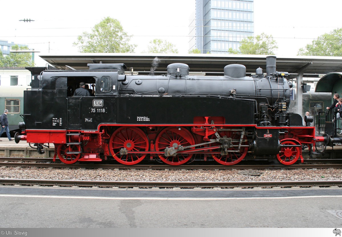 Während der Märklintage 2015 in Göppingen pendelte 75 1118 der Ulmer Eisenbahnfreunde (UEF) nach Plochingen. Am 19. September 2015 steht hier die Maschine im Bahnhof Göppingen angekuppelt und abfahrbereit für die nächste Runde.