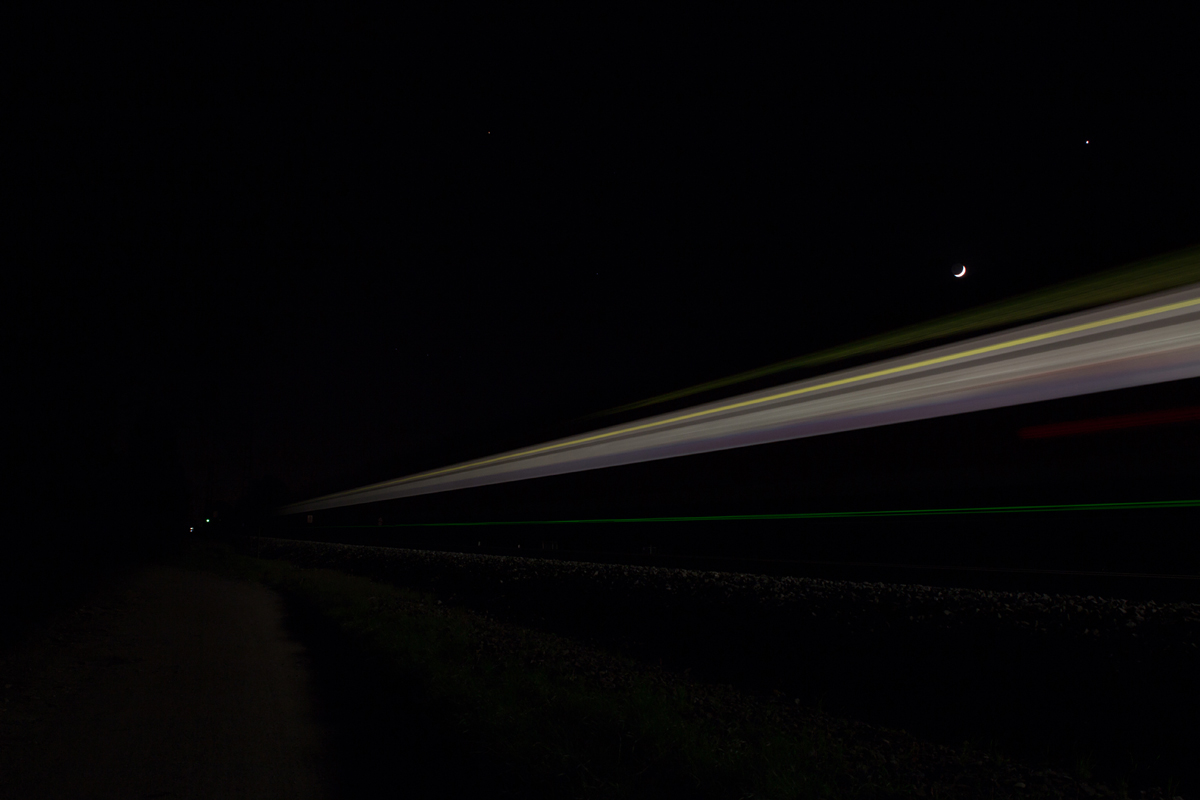 Während die meisten um 22:00 Uhr vor dem Fernseher sitzen, ein Glas Wein trinken oder schon schlafen, gibt es Verrückte, die in sich in völliger Dunkelheit an die Strecke stellen, um Zug mit Mond und Sternen zu fotografieren. ;-)

Am Rande Poings wurde so ein 423-Doppel in Richtung München am 21.04.15 bildlich festgehalten.