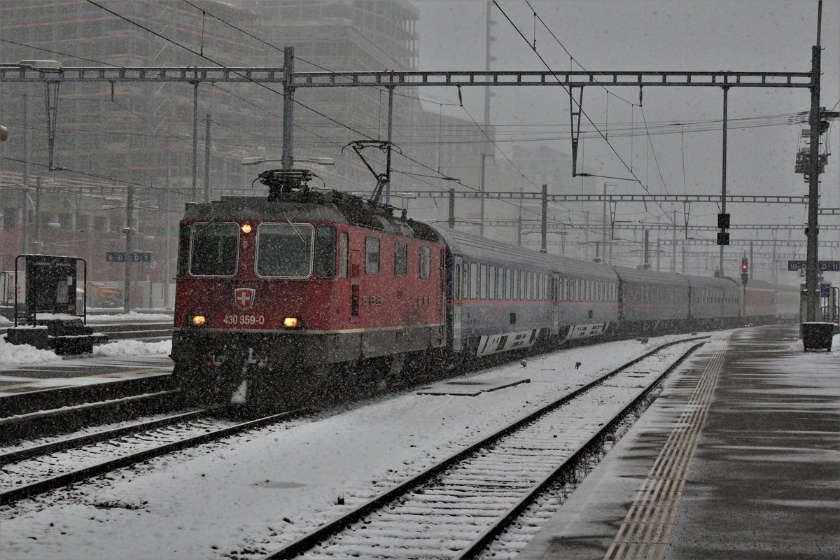 Während Minustemperaturen am Morgen des 10. Dezembers 2017 im HB Zürich, kam der NJ aus Graz via Feldkirch nach Zürich HB mit ca. 30 min Verspätung an. Wenn man den  Schneesturm  hindurchschaut erkennt man, dass es sich bei der Lok um eine SBB Re 430 handelt. Nämlich die SBB Re 430 359-0, die irgendwie im  Schneesturm  am Tag des SBB Fahrplanwechsels im SBB Personenverkehr gelangte.