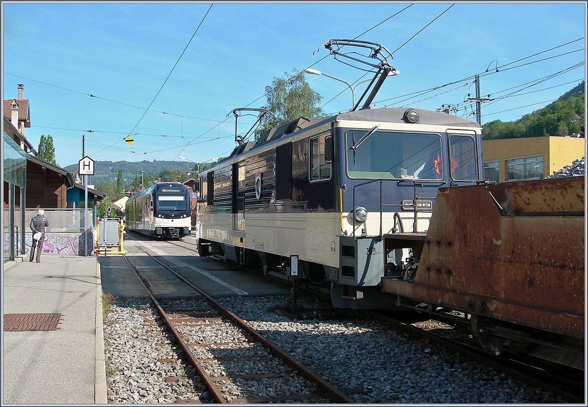 Während die MOB GDe 4/4 6004 in Blonay auf die Weiterfahrt wartet, wendet aus der Gegenrichtung der CEV MVR ABeh 2/6 7505 als 1323 von Vevey zum 1326 nach Vevey.


23. Mai 2019