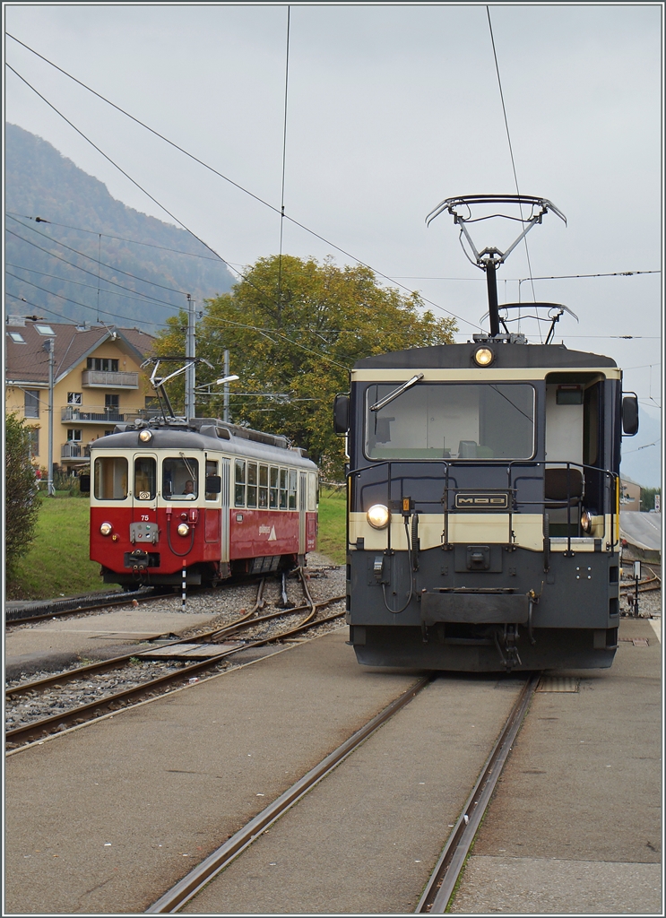 Während die MOB GDe 4/4 6004 auf ihre Rangierfahrstrasse wartet, fährt im Hintergrund der CEV BDeh 2/4 N° 75 von Les Pleiades kommend in Blonay ein.
19. Okt. 2015