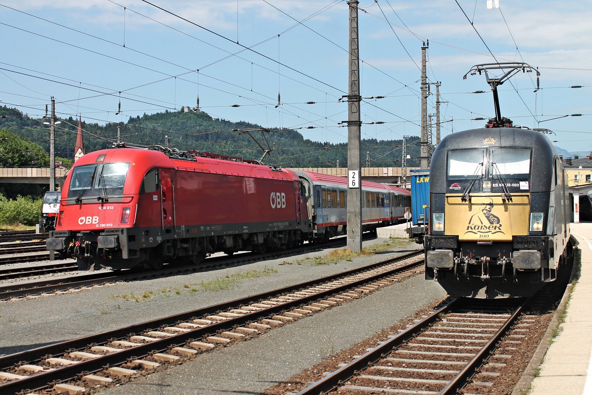 Während die MRCE/TXL ES 64 U2-023 (182 523-1)  Kaiser Franz Joseph von Österreich  zusammen mit ELL/TXL 193 283 und ihrem KLV am 02.07.2018 auf Gleis 1 in Kuftsein auf die Ausfahrt warteten, fuhr von Gleis 3 die 1216 013 (E 190 013) mit ihrem EuroCity aus Rosenheim in Richtung Innsbruck aus.