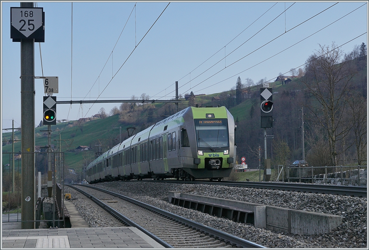 Während in Mülenen der BLS RABe 535 117 und ein weiterer nach Domodossola bzw. Brig unterwegs sind, zeigt sich das eigentliche Motiv links im Bild: Das Signal S 207 zeigt ein  Signalbild, welches es gar nicht gibt, es entstand wohl gerade in den Moment, als von  Warnung  auf  Freie Fahrt  umgeschaltet wurde und für einen sehr kurzen Moment aus Sicherheitsgründen beide Lichter leuchteten.
 
14. April 2021