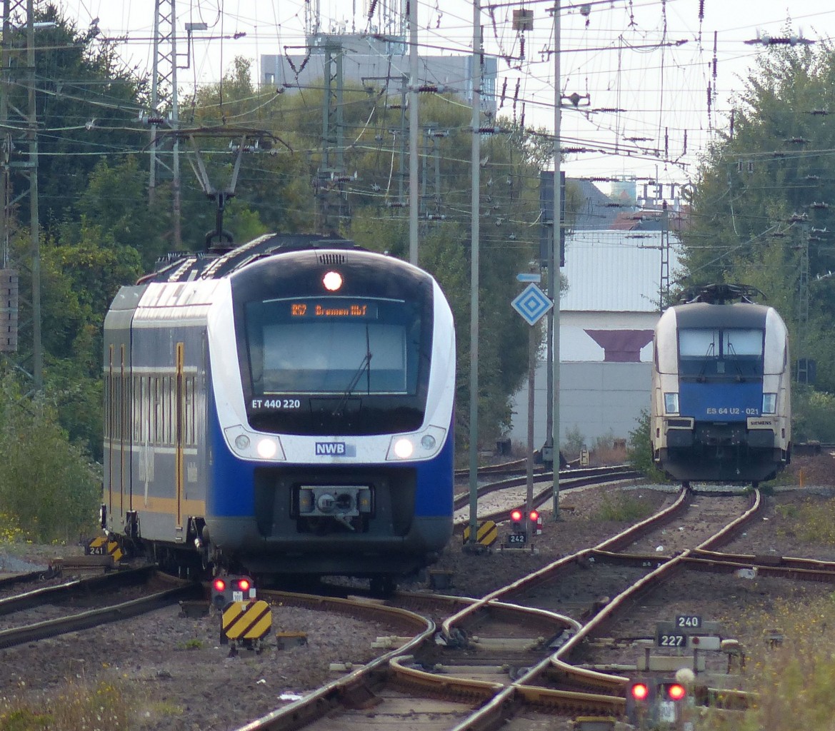 Während MWB ES64U2-021 auf neue Aufgaben wartet,fährt NWB 440 220 als RB nach Bremen in den Bahnhof Bremerhaven ein.14.09.2014.