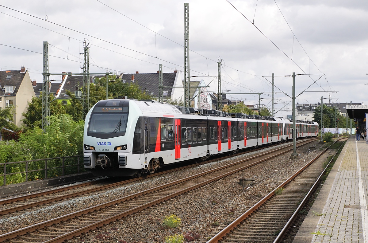 Während der nordrhein-westfälischen Herbstferien ist die Hauptstrecke zwischen Mülheim (Ruhr) und Duisburg Hbf. gesperrt. Neben Zugausfällen kommt es auch zu Umleitungen. Der RE 19 (Rhein-Ijssel-Express Arnhem/NL - Düsseldorf) gehört zu den umgeleiteten Zügen und verkehrt auf einem anderen Laufweg ohne Halt zwischen Oberhausen-Sterkrade und Düsseldorf Hbf. Am 04.10.2023 durchfährt der VIAS-ET 25 2205 Düsseldorf-Flingern.