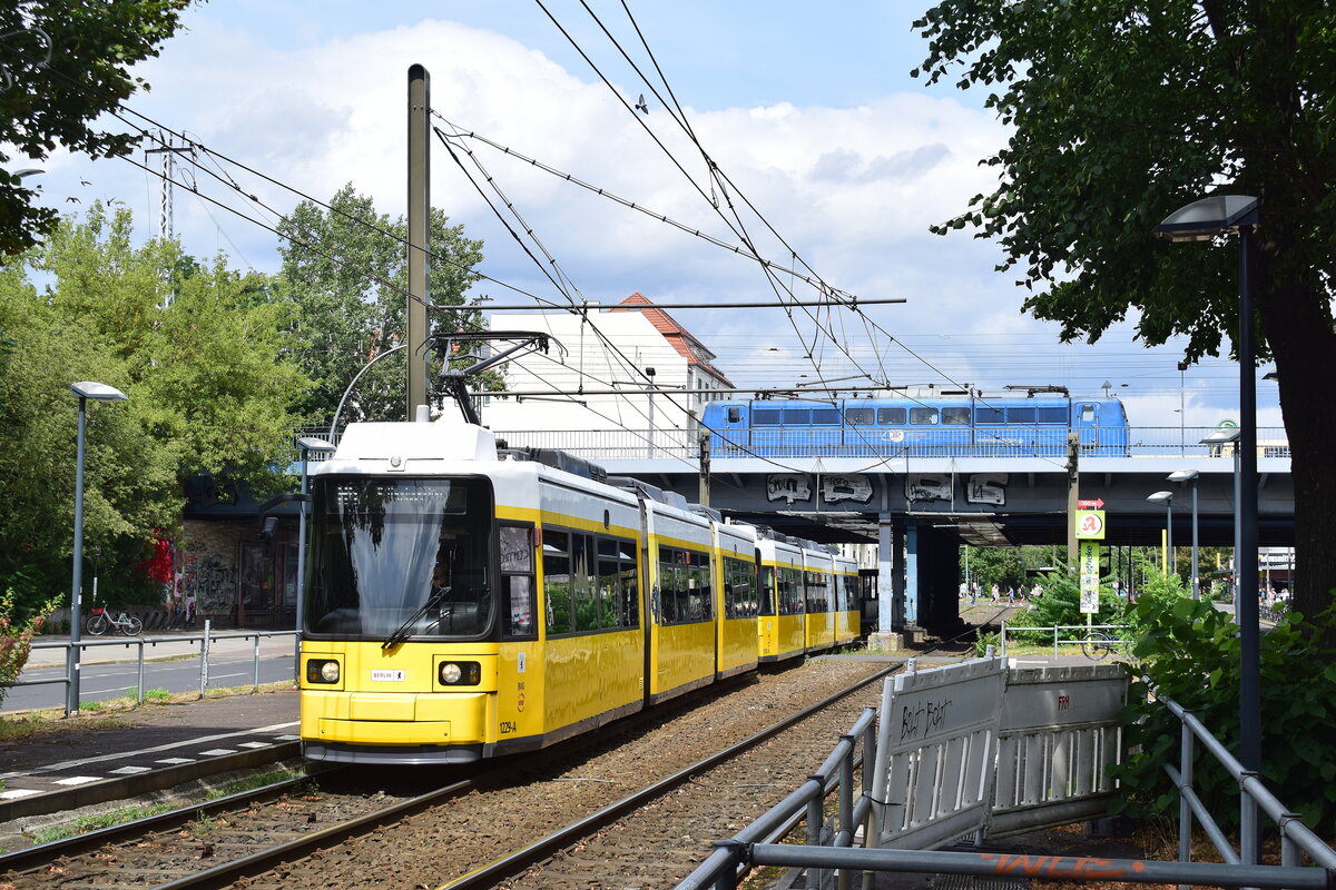 Während oben Regio und S-Bahn fahren, fahren unte die Straßenbahnlinien M4 und M10. Triebwagen 1229 fährt auf der Linie M4 und hat Greifswalder Straße soeben verlassen. Auf dieser Seite der Unterführung schaut es so aus als wäre hier auch mal eine Haltestelle gewesen. 

Berlin 22.07.2023