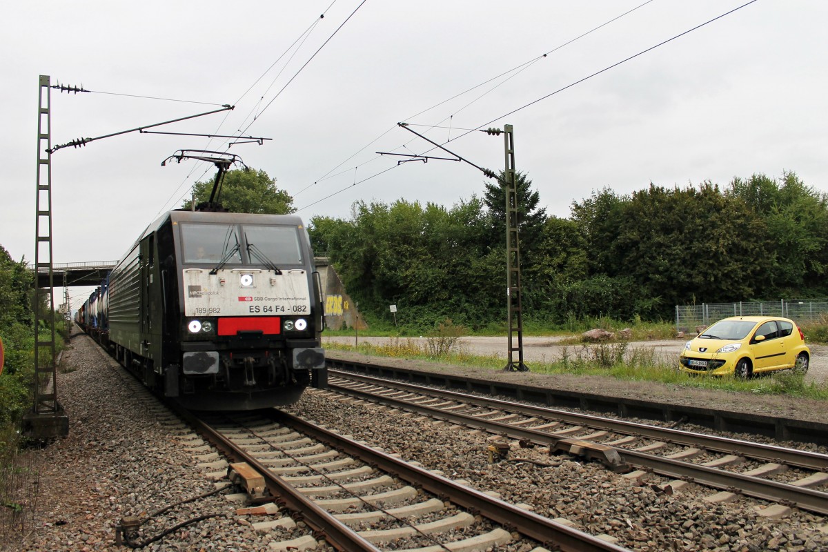 Während in Orschweier auf dem Parkpatz ein gelber Flitzer stand, fuhr am 03.09.2014 die ES 64 F4-082 von SBB Cargo mit einem Containerzug gen Offenburg auf Gleis 2 durch.