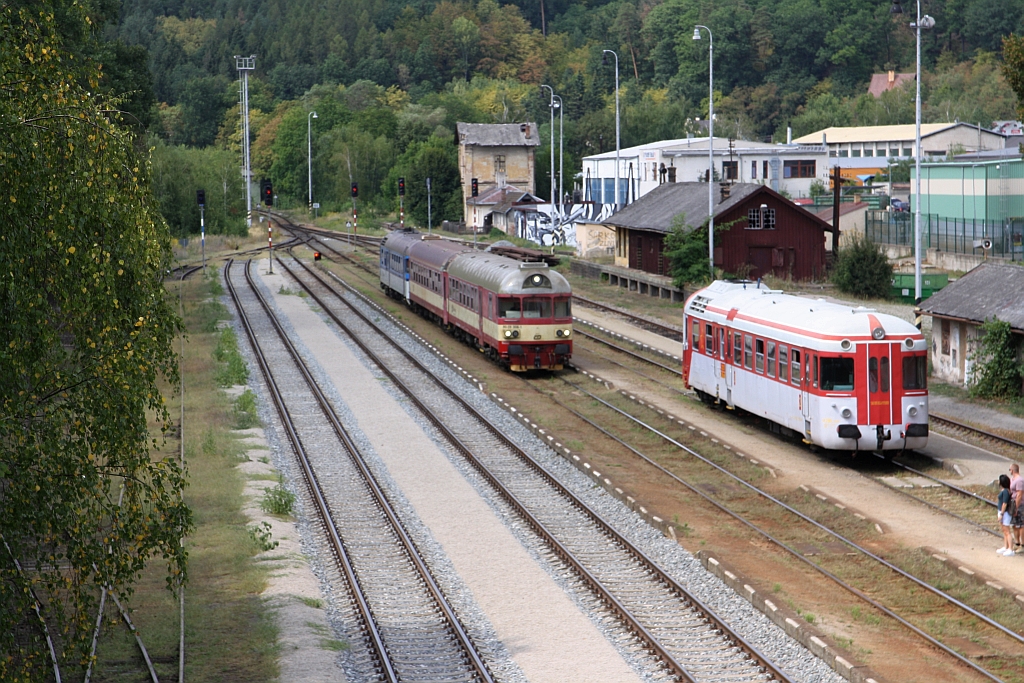 Während der Os 4811 (Jihlava - Brno-Horni Herspice) mit dem CD 50 54 80-29 308-1 Bfbdtn als erstes Fahrzeug am 18.August 2018 in den Bahnhof Zastavka u Brna einfährt, wartet der CSD M286.0001 (CD 850 001-9) auf seine Rückfahrt nach Brno hl.n..