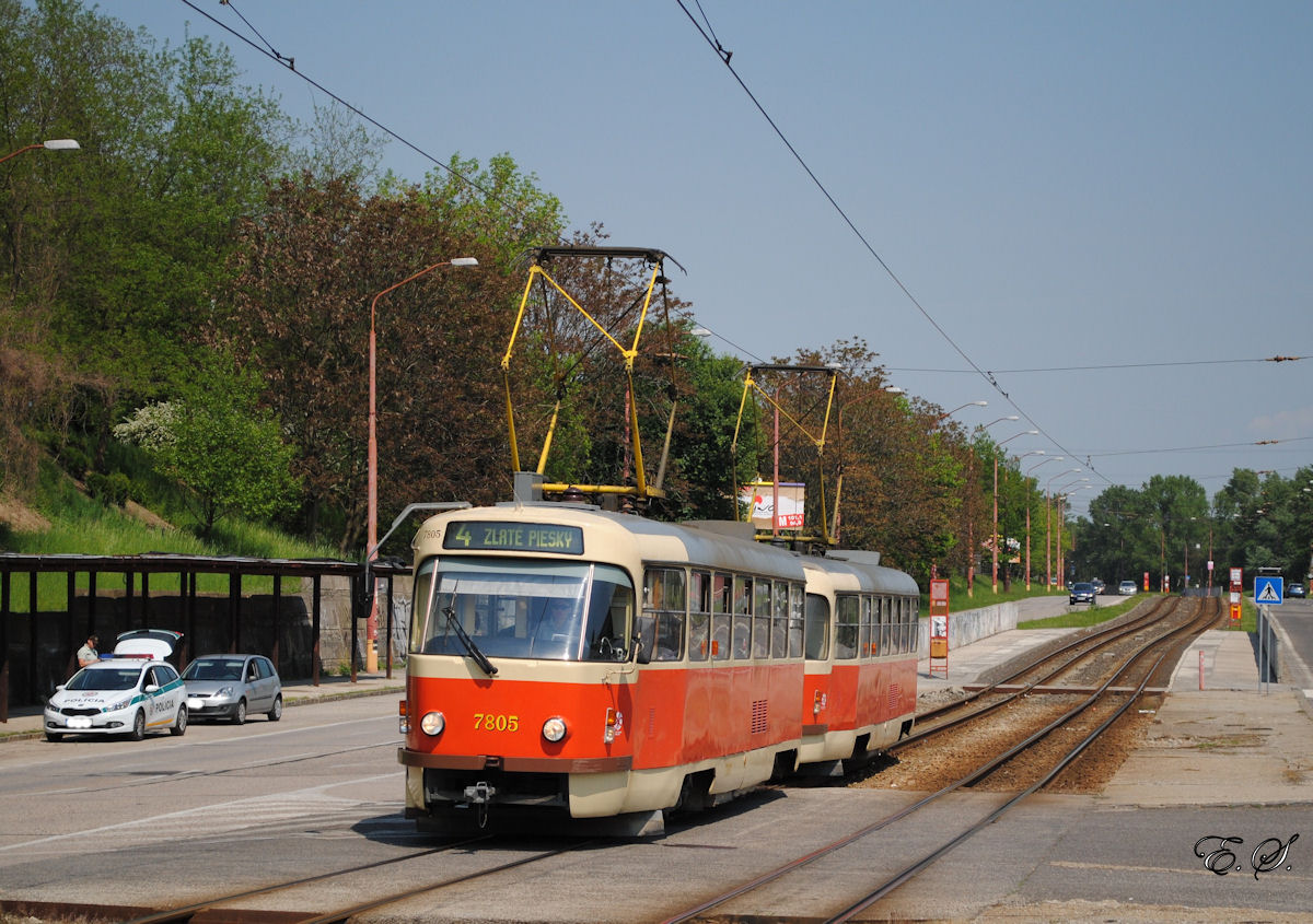 Während die Polizei mit Geschwindigkeitskontrollen der Autofahrer in der Karloveska ulica beschäftigt ist, kann das aus den Tw. 7805 + 7806 bestehende Tandem Schwung holen, um die anschließende Steigung nach Karlova Ves bewältigen zu können. (02.05.2014)