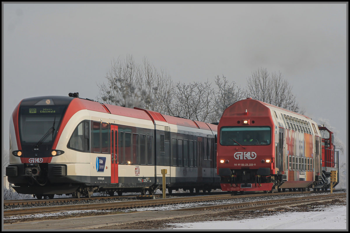 Während der Probe und Abnahmefahrten von BS 205 in Deutschlandsberg rollt der Planverkehr weiter. 
20.12.2013