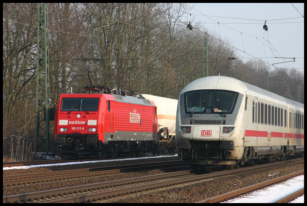 Während Railion 189013-6 am 5.3.2005 im Ausweichgleis im Bahnhof Natrup Hagen in Richtung Münster auf eine Überholung wartet, kommt auf dem Gegengleis ein Intercity in Richtung Osnabrück vorbei.