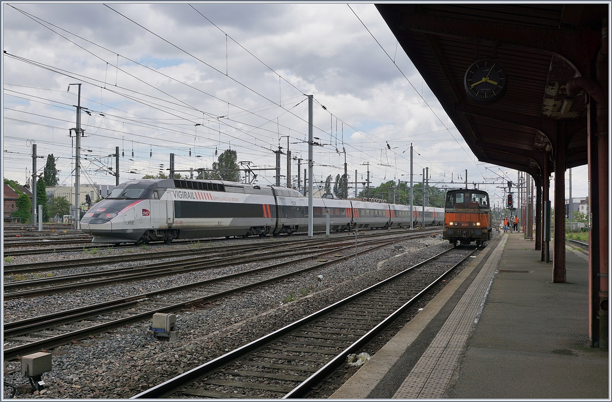 Während rechts im Bild ein SNCF Locotracteur in Strasbourg auf eine freie Rangierfahrstrasse wartet, fährt links im Bild der SNCF Infra IRIS 320 in Richtung Norden.

28. Mai 2019