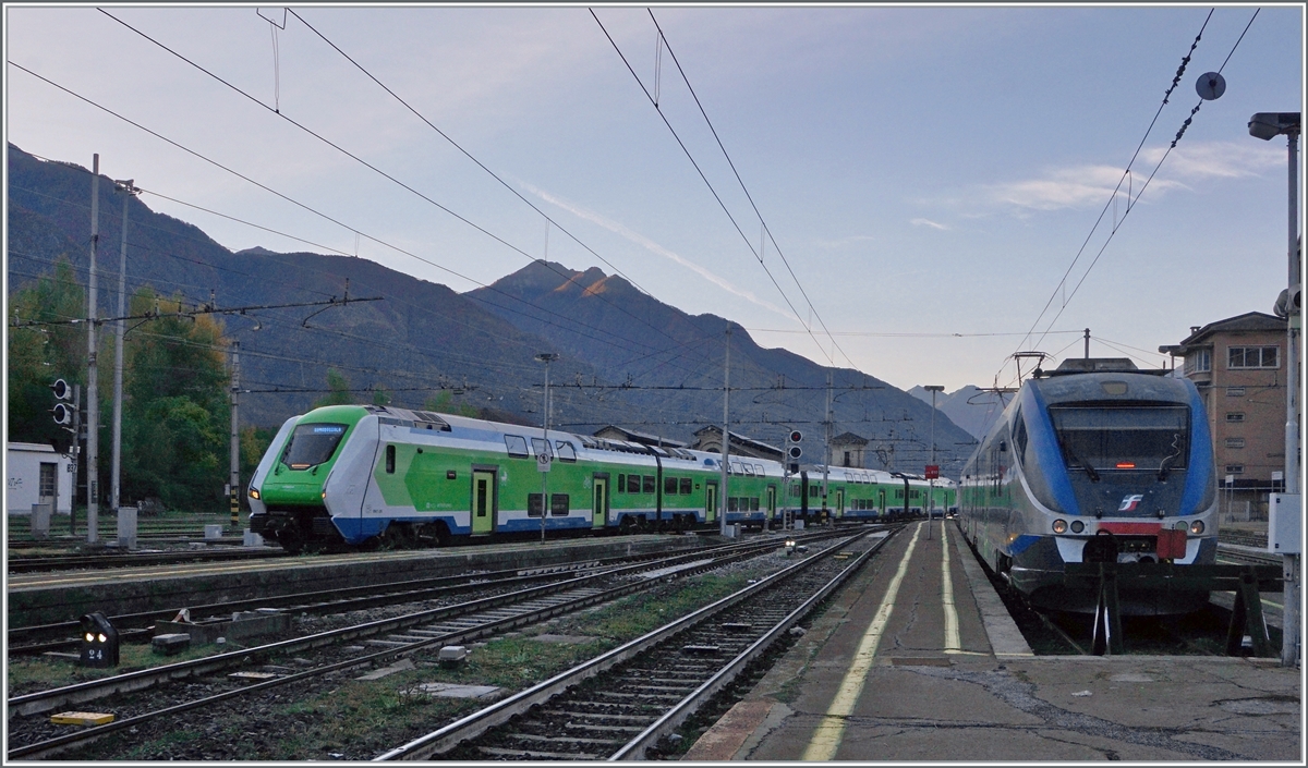 Während rechts eine FS Minuetto ME ALe 501 auf seinen nächsten Einsatz um die Mittagszeit wartet, erreicht in der Morgendämmerung der Trenord ETR 421 030 von Milano kommend sein Ziel Domodossola. 

28. Oktober 2021