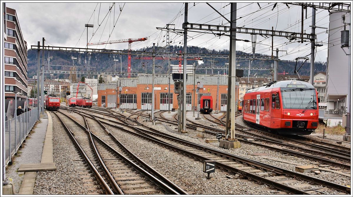 Während die S4 nach Langnau-Gattikon Zürich Giesshübel verlässt, zwängt sich eine S10 von Triemli durch die enge Kurve. (01.03.2017)