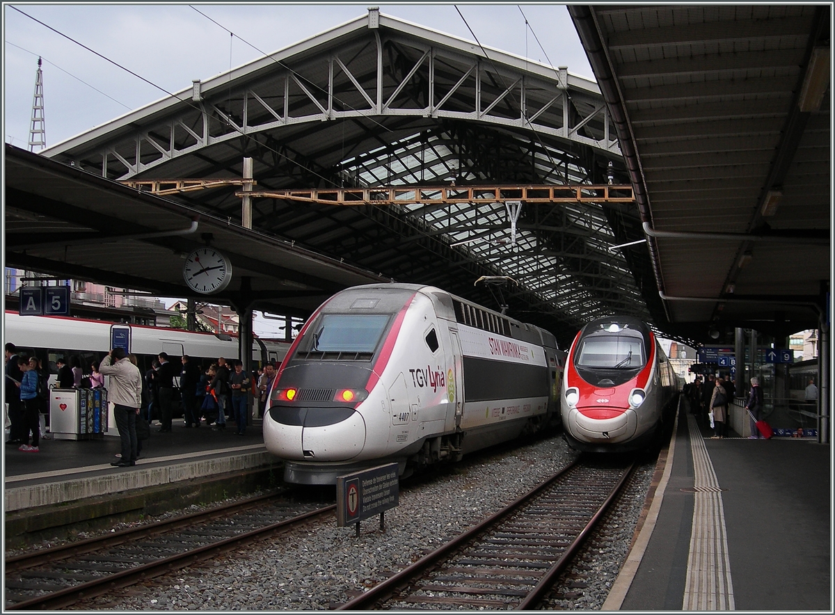 Während der SBB RABe 503 nach Venezia in Lausanne eintrifft, verbreitet der TGV Lyria sportliche Werbung.
Lausanne, den 8. Juni 2016