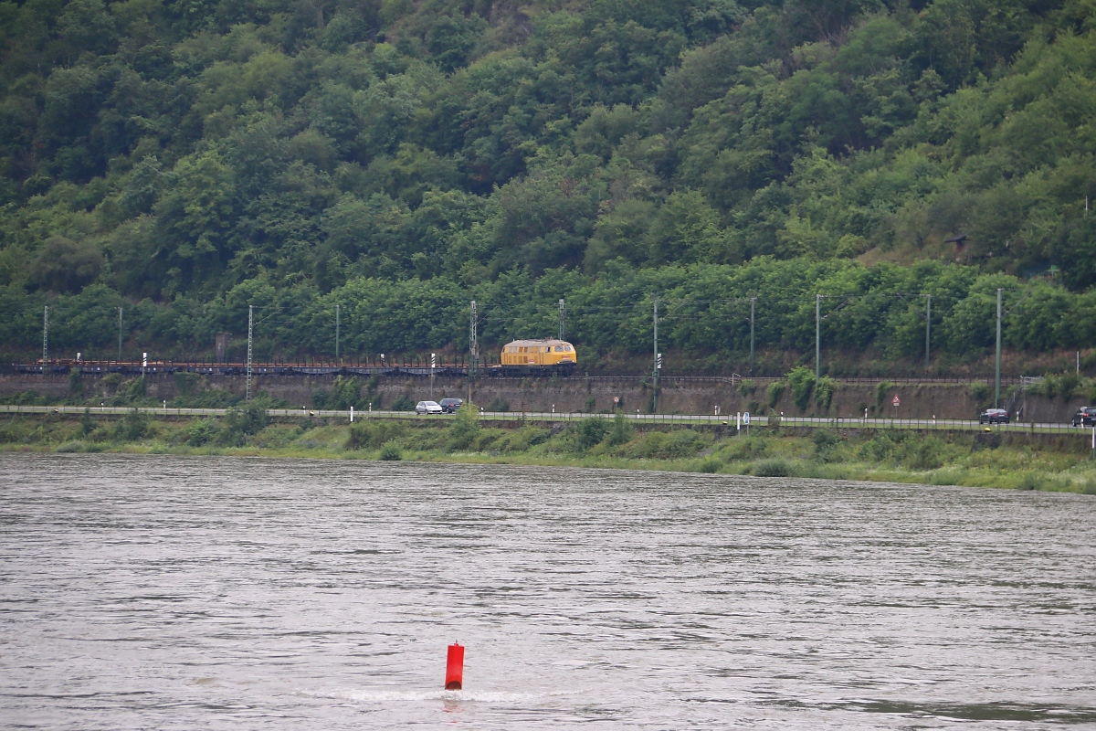 Während der Schiffstour nach Koblenz begegnete uns irgendwo zwischen Kaub und St. Goar die 218 304-4 mit Rungenwagen in Fahrtrichtung Süden. Aufgenommen am 13.07.2014.
