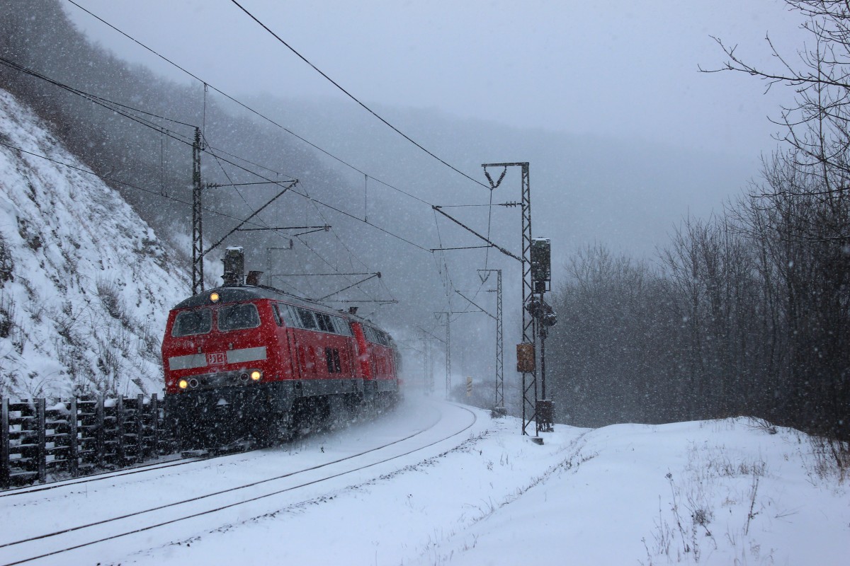 Während der Schnee das ganze Tal in eine herrliche Winterlandschaft verwandelte, rollte 218 476 gemütlich zusammen mit einer Schwesterlok die Geislinger Steige hinab. 
Das Bild konnte am 27.12.14 angefertigt werden. 