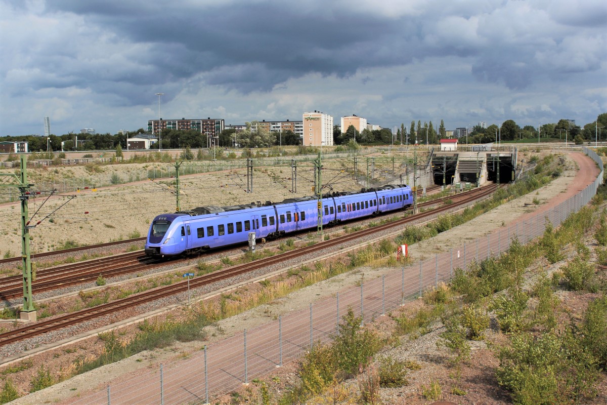 Während in Schweden bei der Bahn Linksverkehr gilt, wird der Citytunnel Malmö mit der anschließenden Öresundverbindung nach Dänemark im Rechtsverkehr gefahren. Am 29.08.2018 erreicht ein Pågatåg nach Helsingborg das Südportal des Citytunnels und wird die Innenstadt von Malmö in selbigem unterqueren.