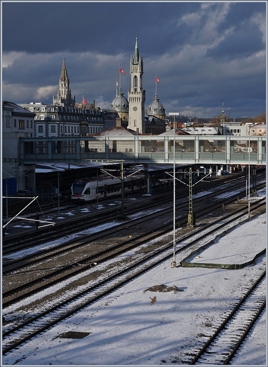 Während der Seehas Flirt sich am schattigen Bahnstieg  versteckt  leuchtet die Skyline von Konstanz im schönsten Sonnenlicht.
9. Dez. 2017
