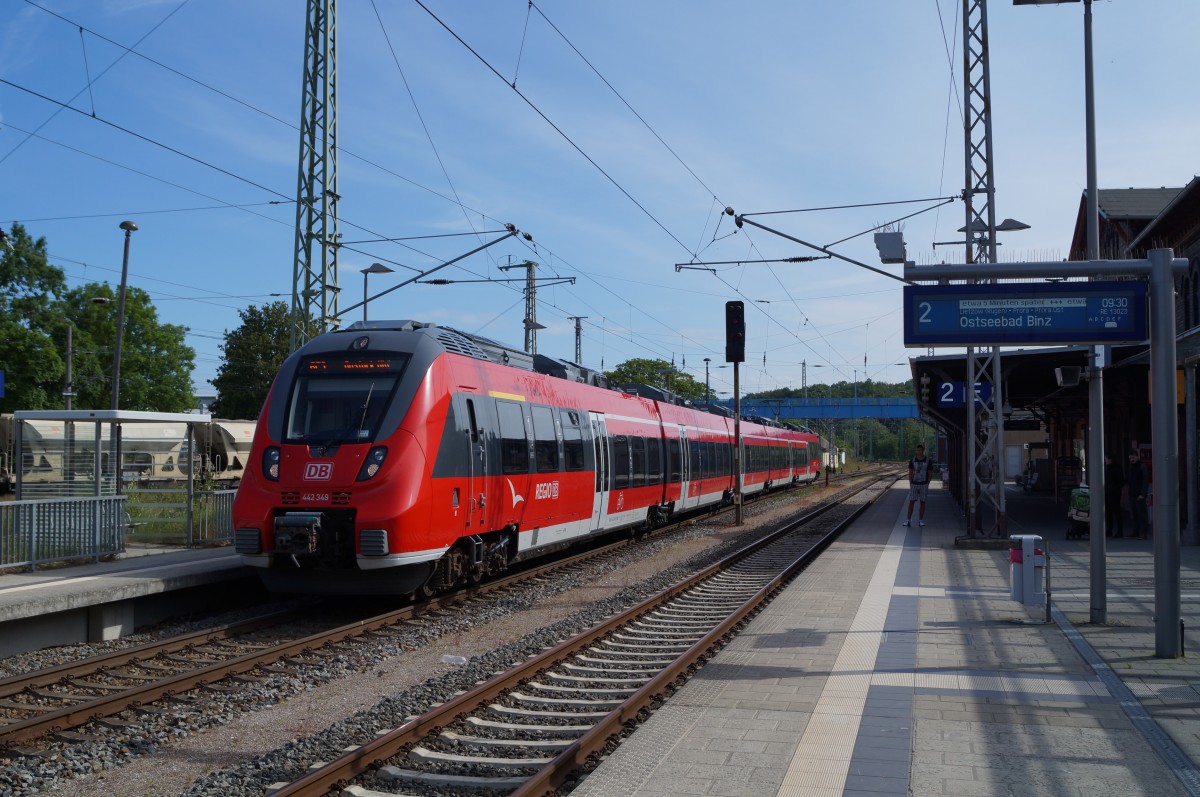 Während seiner Fahrt nach Rostock Hbf hält der RE auch in Bergen auf Rügen, hier am 09.06.2015.