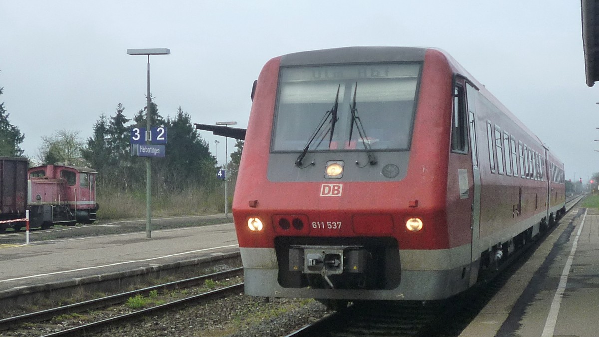 Während sich 332 198 mit 3 Wagen abmüht, darf der 611 537/037 als RegionalExpress nach Ulm fahren. 
So konnte das Bild in Herbertingen am 13.04.12 aufgenommen werden. 