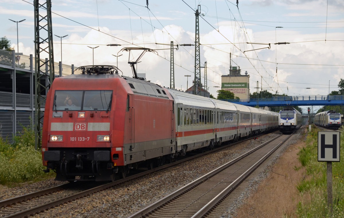 Während sich am 29.06.14 im Bahnhof Tostedt die Metronome nach Hamburg und Bremen begegnen, rauscht 101 133 mit einem gut gelaunten Tf und dem 2221 Richtung Bremen.