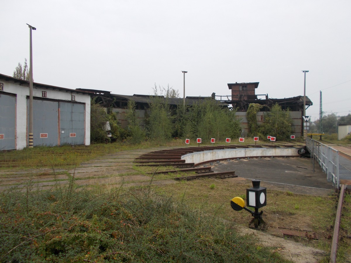Während sich in der ehemaligen Lokwerkstatt,das Eisenbahn-und Technikmuseum befindet,verfällt der Schweriner Lokschuppen.Aufnahme am 03.Oktober 2014.