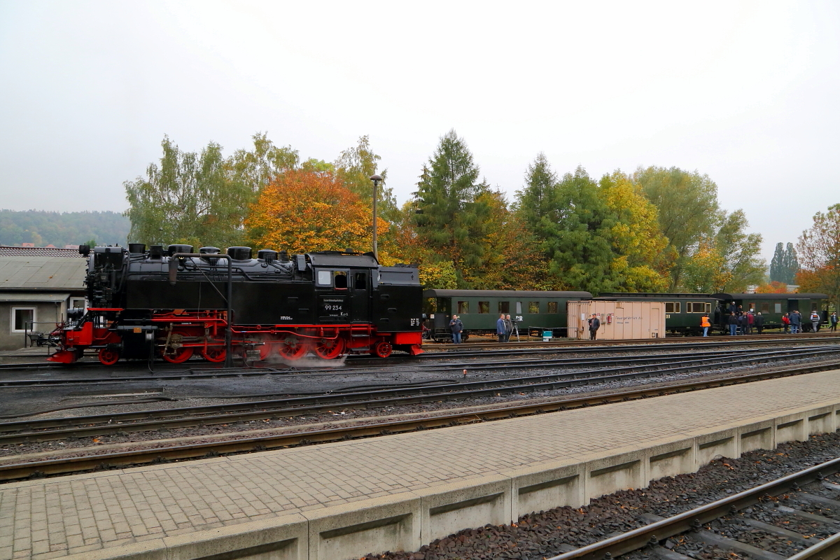 Während sich die Fotografen bereits für ein paar schöne Aufnahmen positioniert haben, wird im Bahnhof Gernrode am Morgen des 21.10.2018 noch Verpflegung in den Packwagen des IG HSB-Sonderzuges verladen.