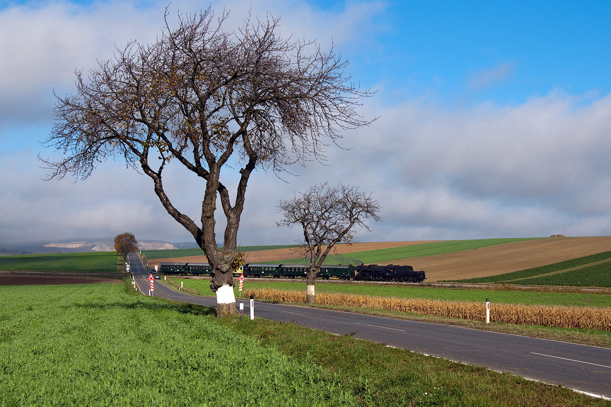 Whrend sich die letzten Nebelschwaden verziehen, passiert die BR 52 100 mit dem  NostalgieExpress Leiser Berge die bekannte Eisenbahnkreuzung bei Naglern. Die Aufnahme entstand am 26.10.2013.
