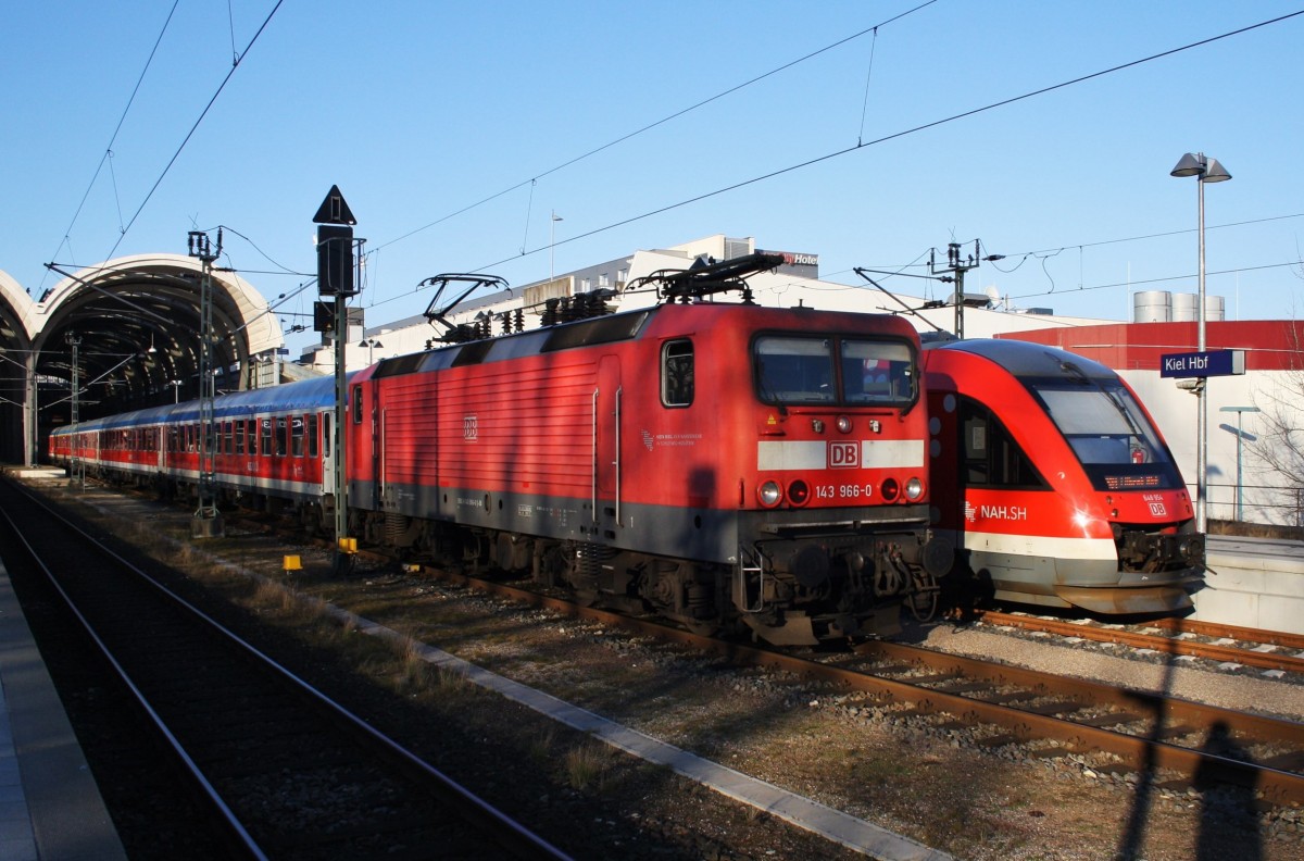 Während sich die RB77 (RB21129) mit 143 966-0 nach Neumünster auf den Weg macht, hat 648 954-5 noch 5 Minuten Zeit bis zur Abfahrt als RB84 (RB21681) nach Lübeck Hbf. (Kiel Hbf., 17.3.2016) 
