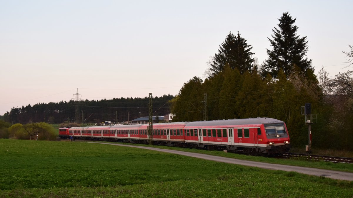 Während sich die Sonne dem Horizont bereits stark nähert, durchfährt diese IRE Stuttgart - Tübingen Reutlingen-Sondelfingen. Aufgenommen am 17.4.2019 19:48