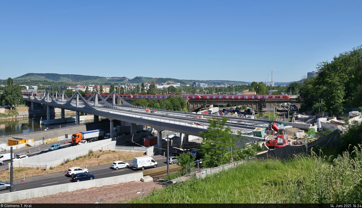 Während sich unten der Verkehr über die B 10 quält, bewegt sich ein 430er-Trio über die Neckarbrücke bei Stuttgart-Bad Cannstatt, die bald einem unübersehbaren Neubau weichen wird.

🧰 S-Bahn Stuttgart
🚝 S2 Schorndorf–Filderstadt
🚩 Bahnstrecke Stuttgart–Ulm (Filstalbahn | KBS 750)
🕓 14.6.2021 | 16:24 Uhr
