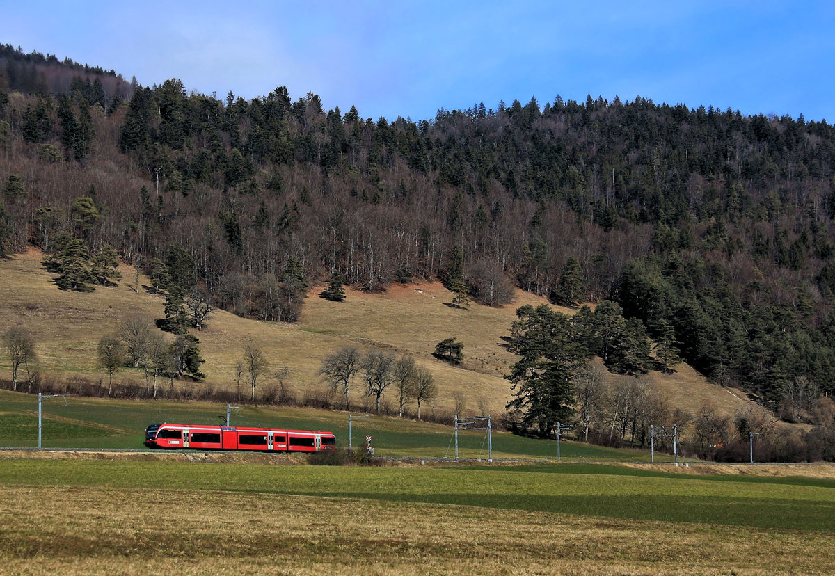Während sich Walter Ruetsch auf die Strasse konzentrieren muss, kann ich ganz frech den GTW Triebzug aufnehmen, der aus den Jurahöhen nach Sonceboz herabkommt. 19.Februar 2018 