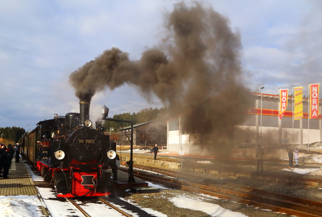 Während sich die Wasserkästen von 99 5901 im Bahnhof Benneckenstein langsam füllen, hat der Lokheizer den Bläser in Betrieb genommen und ein paar Schippen Kohle aufgelegt, wodurch das Bahnhofsgelände gründlich eingenebelt und  aromatisiert  wird! ;-) (Aufnahme vom 26.02.2017 im Rahmen einer Sonderzugveranstaltung der IG HSB.)