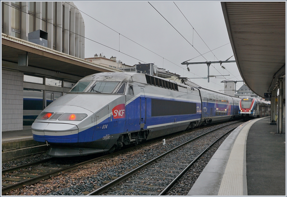 Während der SNCF TGV 6972 in Annecy auf die Abfahrt nach Paris Gare de Lyon wartet, steht im Hintergrund der SBB CFF LEX 522 219 als SL2 23425 nach Coppet bereit. 

13. Februar 2020