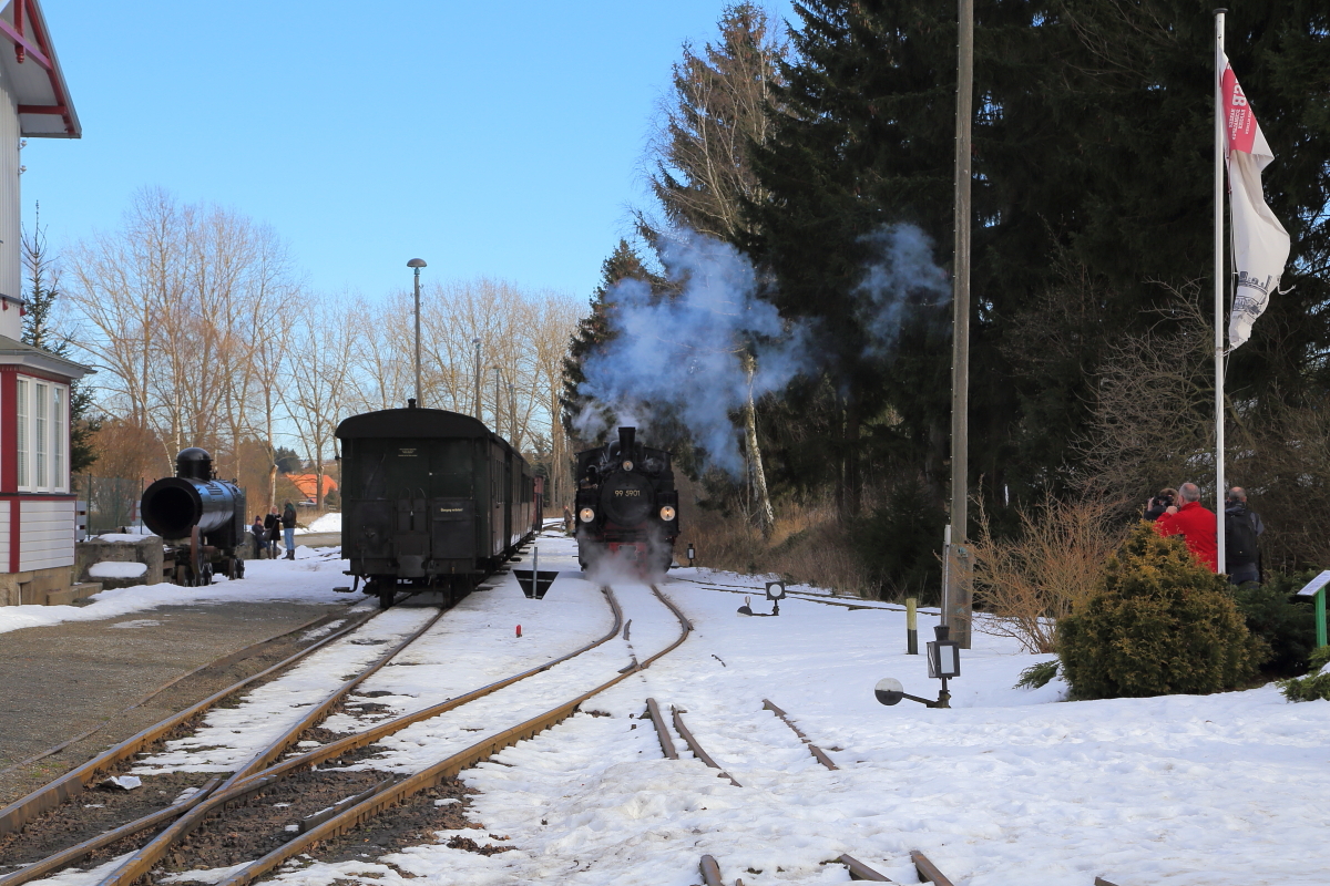 Während der Sonderfahrt der IG HSB am 14.02.2015 gab es im Bahnhof Hasselfelde, dem Zielort der Fahrt, eine längere Mittagspause. Hier ein kleiner Eindruck davon.