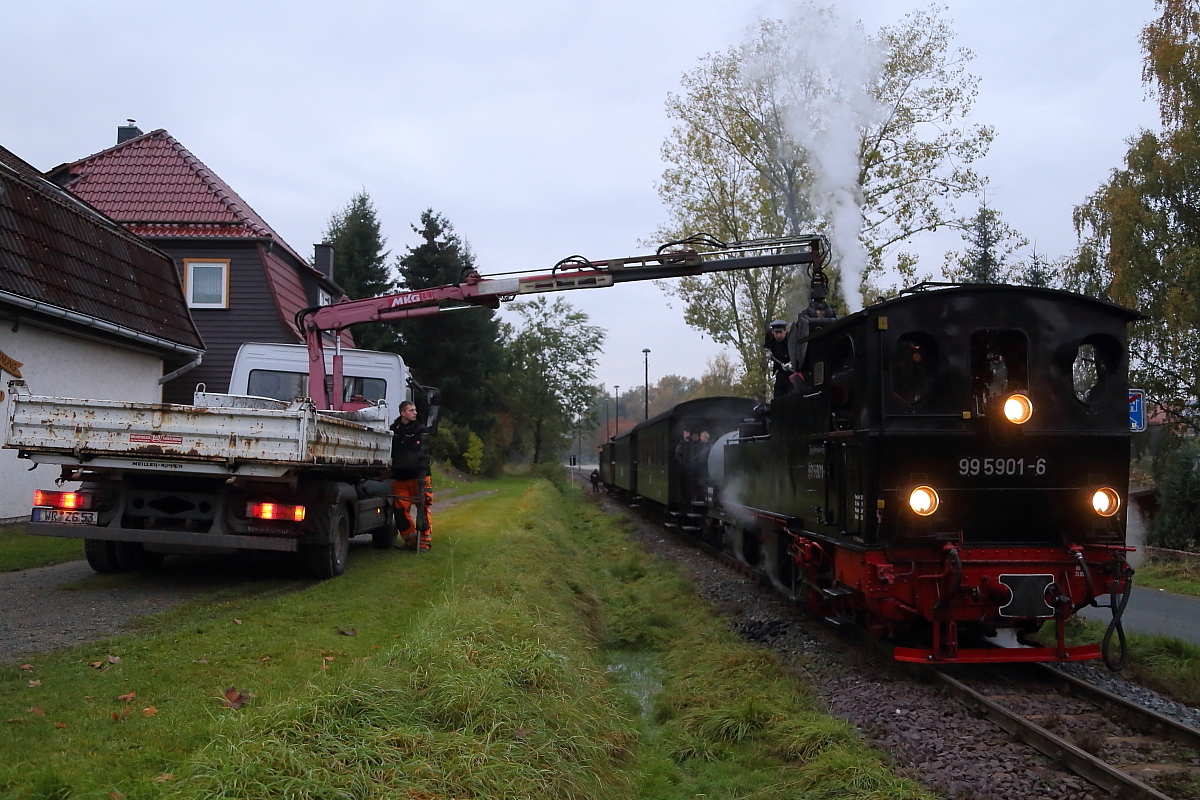 Während der Sonderzugfahrt der IG HSB am 17.10.2015 bot sich am Abend des Tages das zu sehende, doch recht seltene Motiv: Aus mir nicht bekannten Gründen konnte die Bekohlung von 99 5901 nicht im Bahnhof Hasselfelde erfolgen und wurde deshalb auf die freie Strecke, kurz hinter dem Bahnhof, verlegt. Solche Szenen gibt es im Planbetrieb mit Sicherheit nicht.