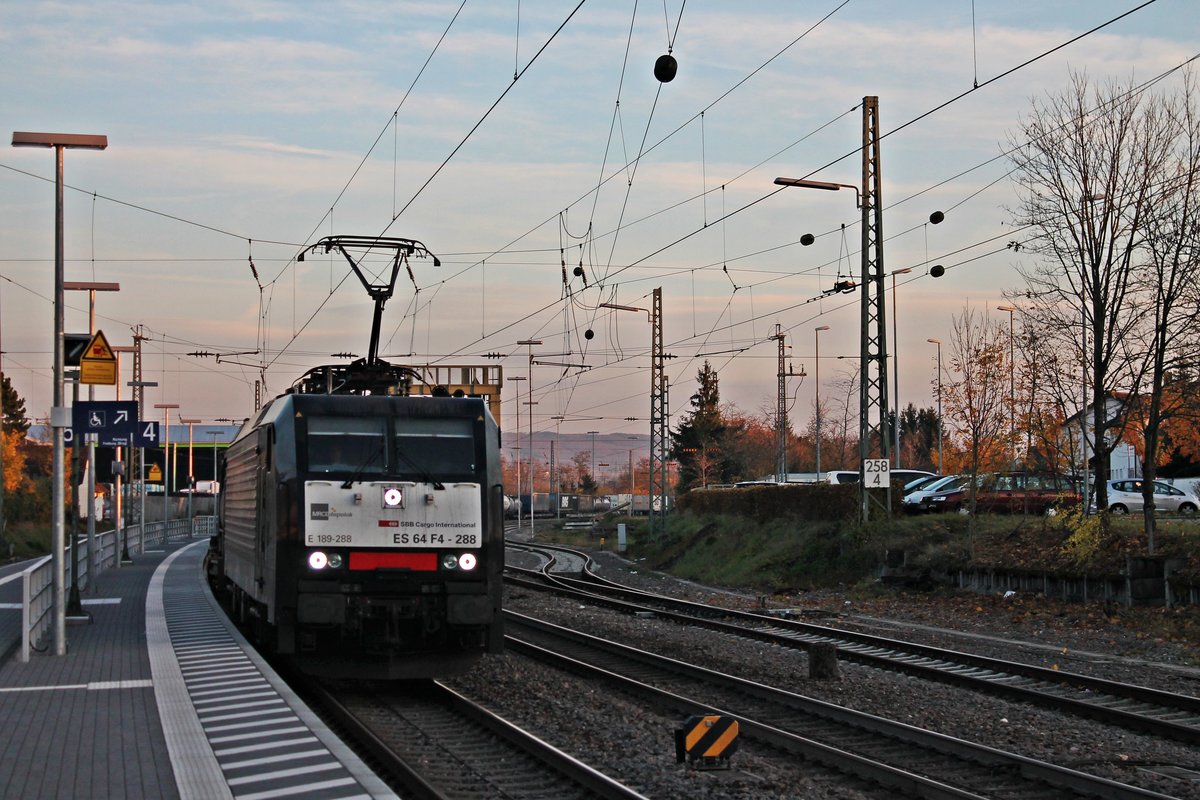 Während die Sonne am Nachmittag des 14.11.2017 unterging, fuhr MRCE/SBBCI ES 64 F4-288 (189 288-4)  SBB Cargo International  durch den Bahnhof von Efringen Kirchen in Richtung Norden.