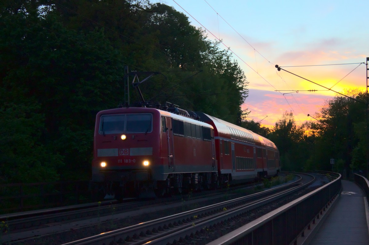 Während die Sonne untergeht, darf 111 183 zusammen mit einer Schwester den Regionalexpress nach München über die Mariaorter Brücke ziehen. 
Aufgenommen am Abend des 4.5.15. 