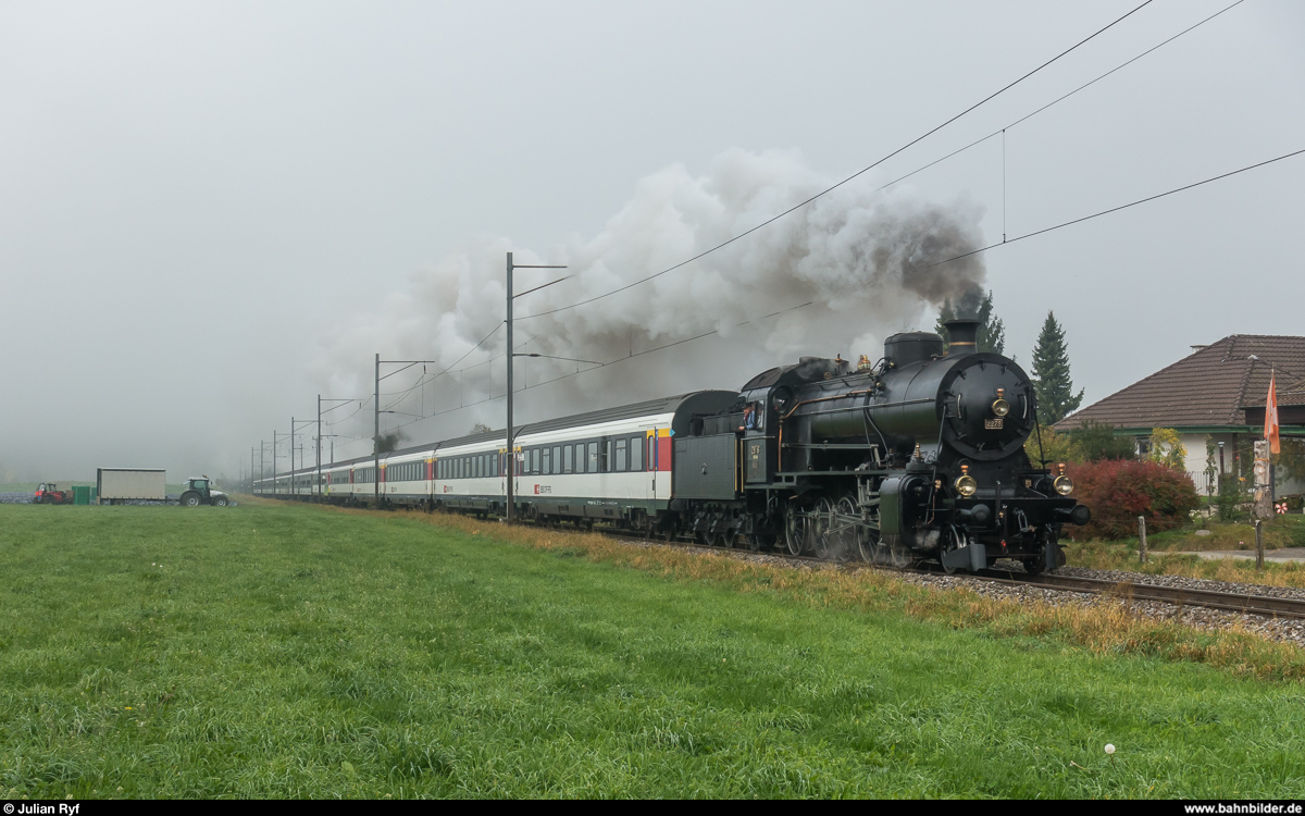 Während die Sonne in Winterthur langsam die Oberhand gewinnt, herrscht in Kaiserstuhl AG noch dichter Nebel, als am 14. Oktober 2017 die SBB Historic C 5/6 2978 mit ihrem 14-Wagen-Zug auf Lastprobefahrt vorüber fährt.