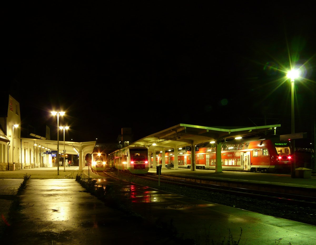 Während in der Sonneberger Innenstadt tiefste Ruhe eingekehrt ist, vermittelt der Bahnhof gegen 20 Uhr ein fast weltstädtisches Flair: Gleich drei Züge treffen sich hier: Am Bahnsteig 1 (links) steht STB 82941 nach Eisenach, am Bahnsteig 2 STB 82626 nach Neuhaus und rechts auf Gleis 3 RB 34037 nach Nürnberg. (STB = Süd-Thüringen-Bahn)