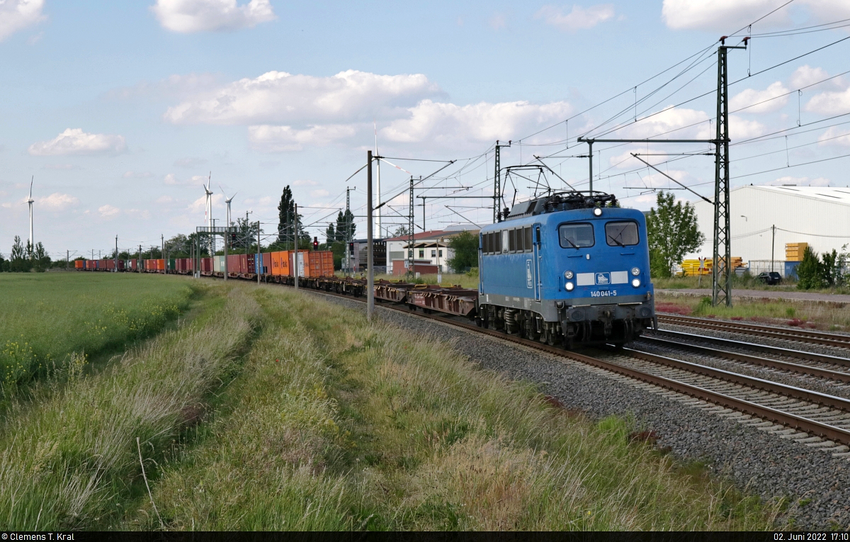 Während einer Sonnenpause lässt sich in Niemberg die 140 810-3 (140 041-5) mit Containern Richtung Halle (Saale) blicken.

🧰 Eisenbahn-Bau- und Betriebsgesellschaft Pressnitztalbahn mbH (PRESS)
🕓 2.6.2022 | 17:10 Uhr