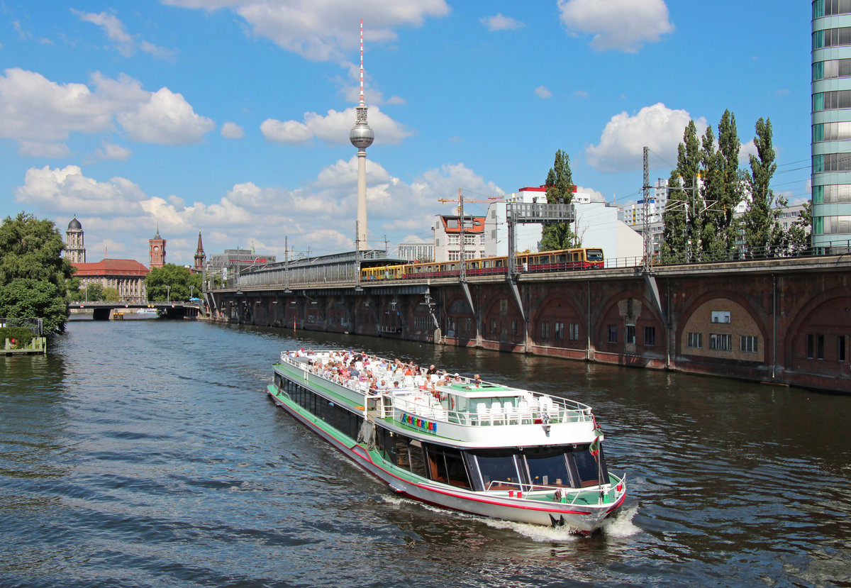 Während die  Spreekrone  auf der Spree fährt verlässt eine S-Bahn die Station Berlin Jannowitzbrücke. So gesehen am 25.07.2018. 