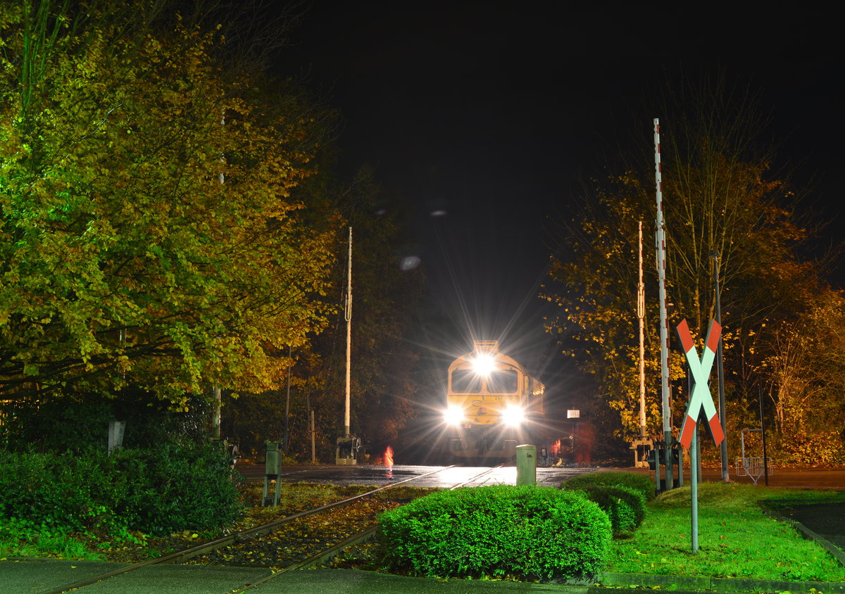 Während die Straßen leer gefegt waren rangierte 247 050-8 in Mönchengladbach zum Trafowerk um dort für die ursprünglich geplante Br232 den Trafozug GC62338 Rheydt Geneicken - Krefeld Linn zu übernehmen. Der Trafozug war eine Lademaßüberschreitung Dora weshalb er nur Nachts fahren darf.

Mönchengladbach 12.11.2017