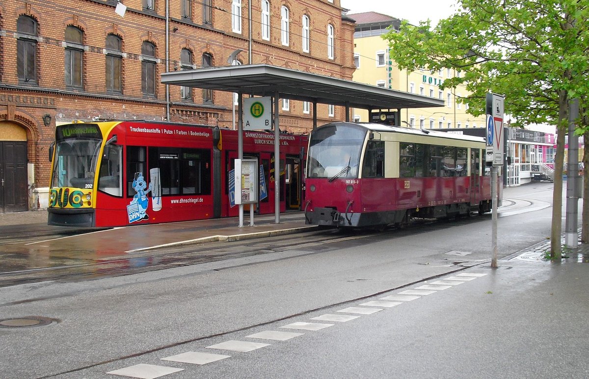 Während T 42 des DEV Mittagsruhe hält, treffen sich auf dem Bahnhofsplatz in Nordhausen Combino 202 und 187 015 in der Haltestelle,um dann ihren Zielen entgegegen zu rollen.
Das Gebäude hinter dem Combino ist das ehemalige Hotel Friedrichskron ,links befindet sich das ehemalige Hotel Puschki , rechts hinter 187 015 der  Handelshof  und weiter in der Bahnhofstraße noch wenigstens 3 weiter  Häuser am Platze . 
Bahnreisende hatten bis etwa 1950 kein Problem, hier in der Stadt in Bahnhofsnähe unterzukommen,damals eben.