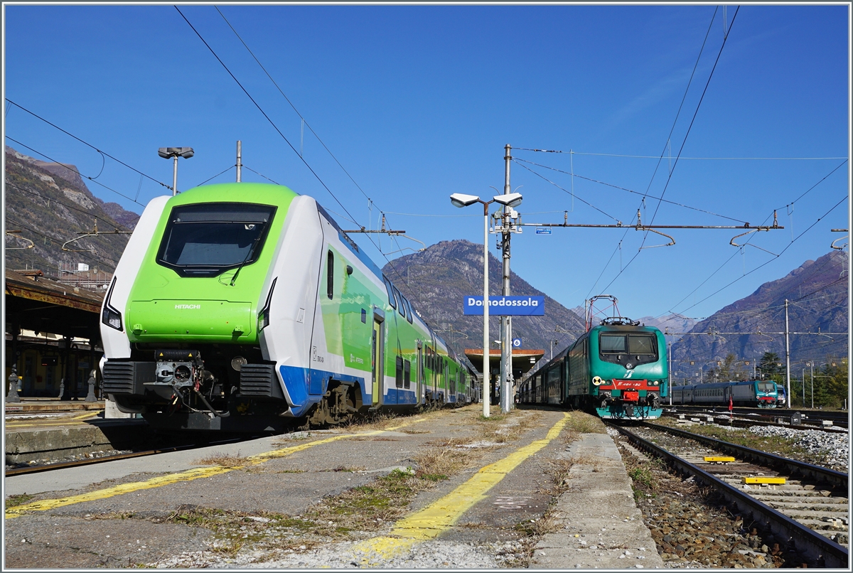 Während die Trennord E 464 122 mit ihrem Doppelstockwagenzug in wenigen Minuten nach Milano Porta Garibaldi (mit Halt auf den meisten Stationen) fahren wird, wird der Trenord ETR 421 034 (UIC 94 83 4421 034-2 I-TN) in gut einer Stunde nach Milano Centrale fahren und nur die grösseren Stationen bedienen. 

28. Oktober 2021