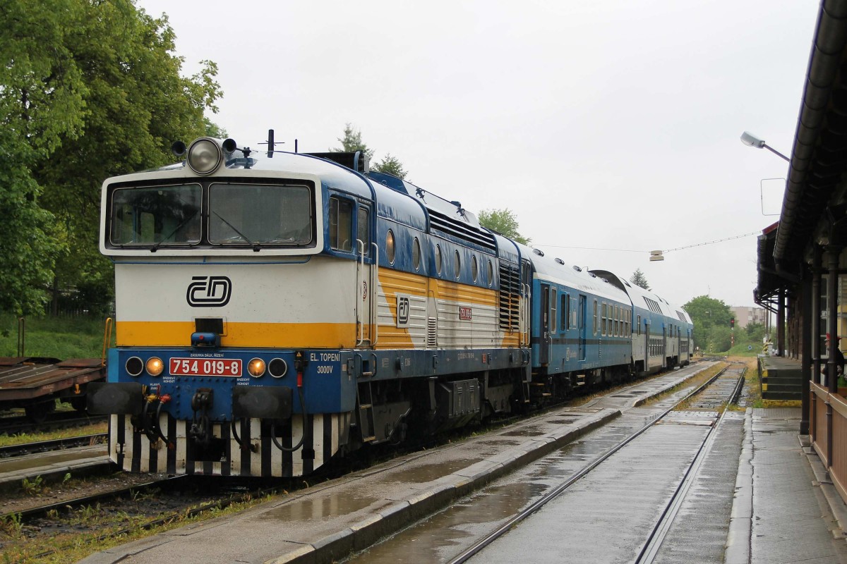 Während trübes Wetter steht die 754 019-6 mit Os 8109 České Budějovice-Nové Údolí abfahrtsbereit auf Bahnhof Český Krumlov am 3-6-2013.