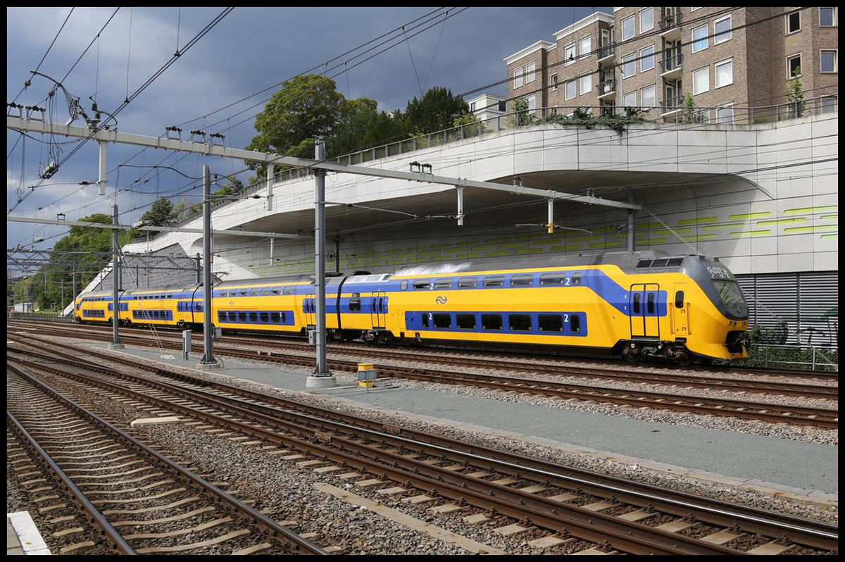 Während über dem nördlichen Teil von Arnhem eine dunkle Regenwolke aufzog, rollte hier am 3.8.2020 um 15.20 Uhr ein Elektrotriebzug der Reihe 8400 der NS aus der Abstellgruppe kommend an den Bahnsteig in Arnhem Centraal.