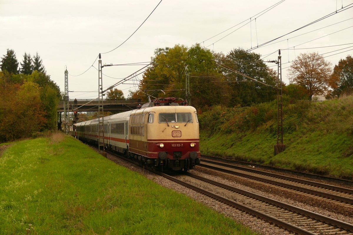 Während der Umleitung durfte sich auch 103 113 an einem anderen Zug ausprobieren. Hier mit IC 2292 nach Frankfurt in Illingen(Württ). 8.10.15